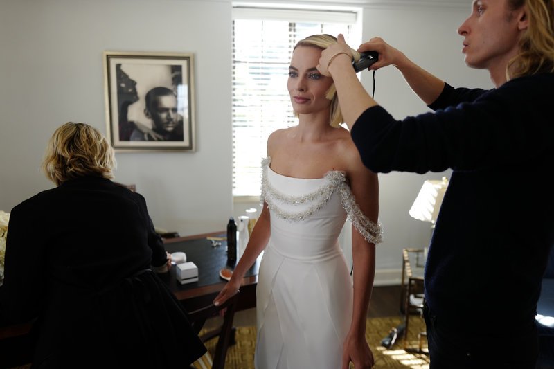 Καρέ καρέ πώς φτιάχτηκε το οσκαρικό Chanel φόρεμα της Μάργκοτ Ρόμπι -Χρειάστηκαν 550 ώρες δουλειάς! [εικόνες] | iefimerida.gr 28