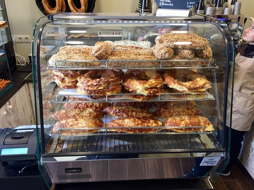 Νέα μανία -Γιατί στη Νέα Σμύρνη κάνουν ουρές έξω από αυτό το μαγαζί, για ένα κουλούρι Θεσσαλονίκης [εικόνες] | iefimerida.gr 8