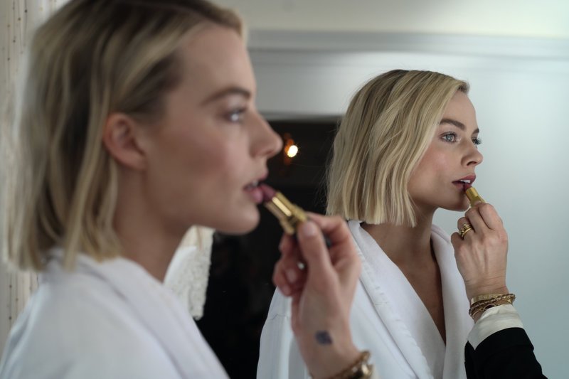 Καρέ καρέ πώς φτιάχτηκε το οσκαρικό Chanel φόρεμα της Μάργκοτ Ρόμπι -Χρειάστηκαν 550 ώρες δουλειάς! [εικόνες] | iefimerida.gr 48