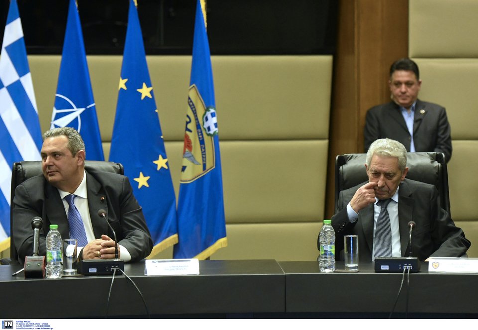 Περασμένα-ξεχασμένα:Με απόδοση τιμών υποδέχθηκε ο Καμμένος τον Κουβέλη | iefimerida.gr 1