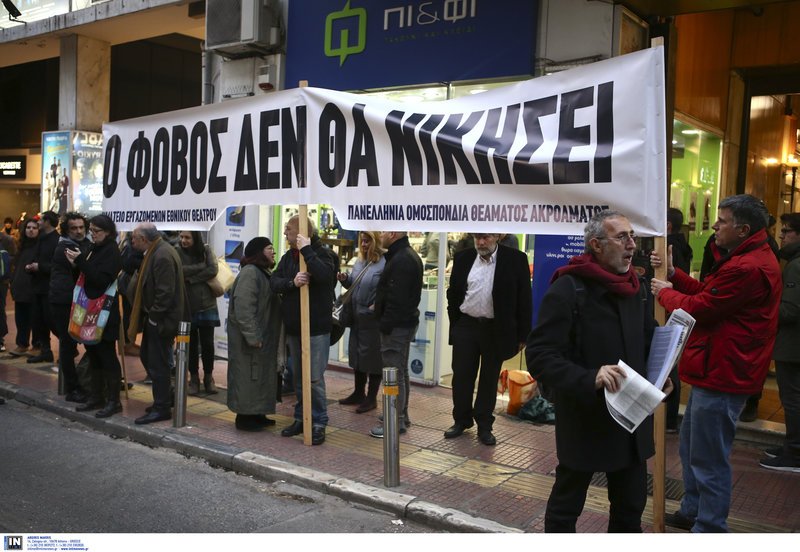 Ηθοποιοί και ακτιβιστές έξω από το Ακροπόλ -Διαμαρτυρία για τους βανδαλισμούς κατά του Jesus Christ Superstar [εικόνες] | iefimerida.gr 6