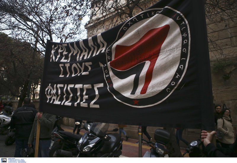 Ηθοποιοί και ακτιβιστές έξω από το Ακροπόλ -Διαμαρτυρία για τους βανδαλισμούς κατά του Jesus Christ Superstar [εικόνες] | iefimerida.gr 0