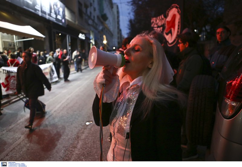 Ηθοποιοί και ακτιβιστές έξω από το Ακροπόλ -Διαμαρτυρία για τους βανδαλισμούς κατά του Jesus Christ Superstar [εικόνες] | iefimerida.gr 3
