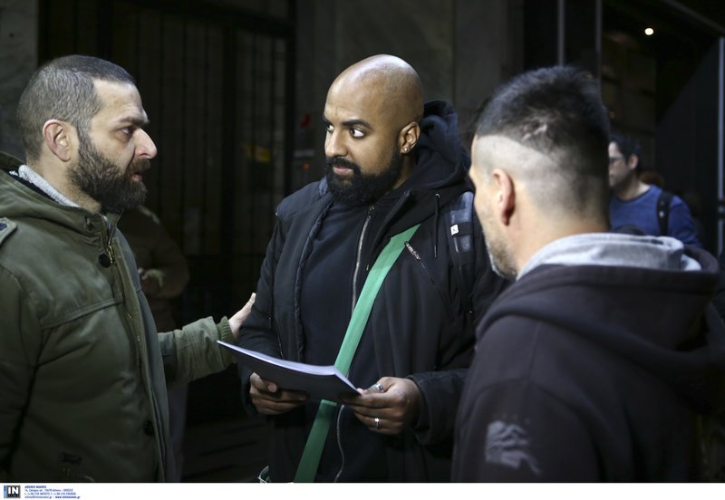 Ηθοποιοί και ακτιβιστές έξω από το Ακροπόλ -Διαμαρτυρία για τους βανδαλισμούς κατά του Jesus Christ Superstar [εικόνες] | iefimerida.gr 1