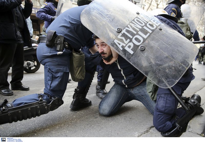 Ξύλο ΜΑΤ σε διαδηλωτές για τους πλειστηριασμούς- Τραυματίες, συλλήψεις και προσαγωγές [βίντεο] | iefimerida.gr 0