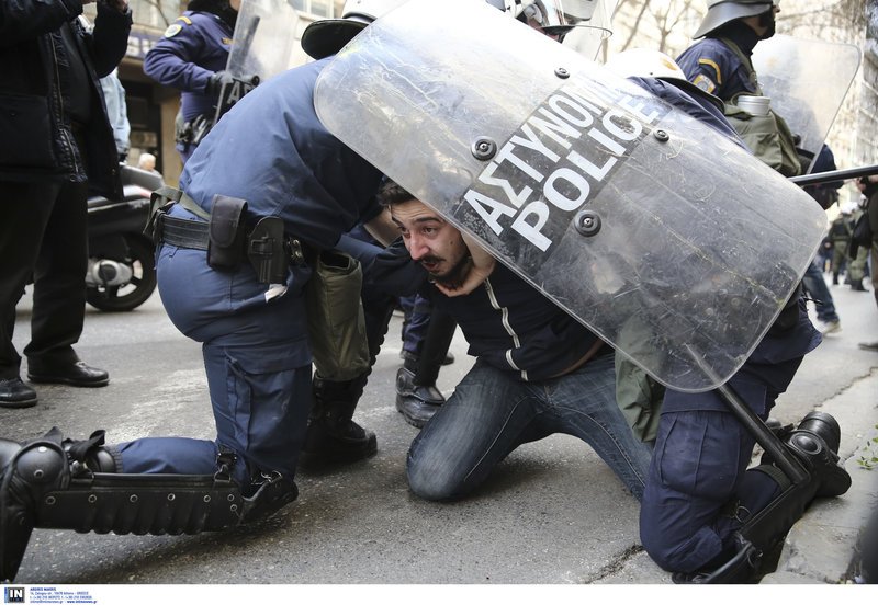 Ξύλο ΜΑΤ σε διαδηλωτές για τους πλειστηριασμούς- Τραυματίες, συλλήψεις και προσαγωγές [βίντεο] | iefimerida.gr 1
