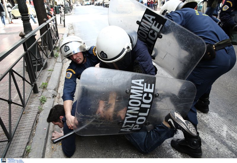 Ξύλο ΜΑΤ σε διαδηλωτές για τους πλειστηριασμούς- Τραυματίες, συλλήψεις και προσαγωγές [βίντεο] | iefimerida.gr 2