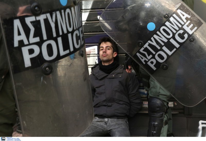 Ξύλο ΜΑΤ σε διαδηλωτές για τους πλειστηριασμούς- Τραυματίες, συλλήψεις και προσαγωγές [βίντεο] | iefimerida.gr 3