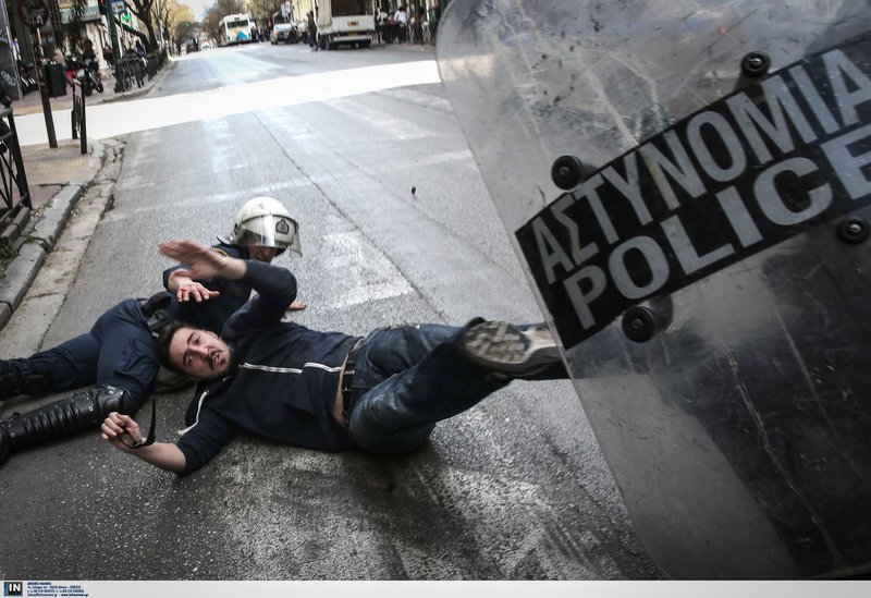 Ξύλο ΜΑΤ σε διαδηλωτές για τους πλειστηριασμούς- Τραυματίες, συλλήψεις και προσαγωγές [βίντεο] | iefimerida.gr 4