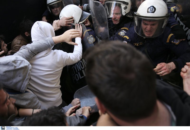 Κολωνάκι, διαμαρτυρία για πλειστηριασμούς -Ενταση και χημικά | iefimerida.gr 1