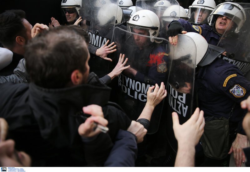 Κολωνάκι, διαμαρτυρία για πλειστηριασμούς -Ενταση και χημικά | iefimerida.gr 2