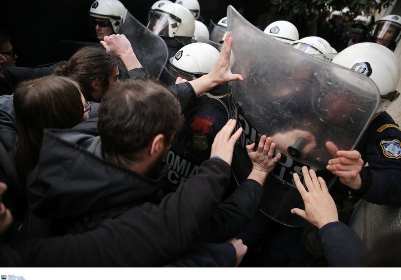 Κολωνάκι, διαμαρτυρία για πλειστηριασμούς -Ενταση και χημικά | iefimerida.gr 3