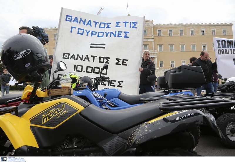 Πορεία με «γουρούνες» από τη Βουλή στο υπ. Συγκοινωνιών -«Οχι» στην απαγόρευση [εικόνες & βίντεο] | iefimerida.gr 3