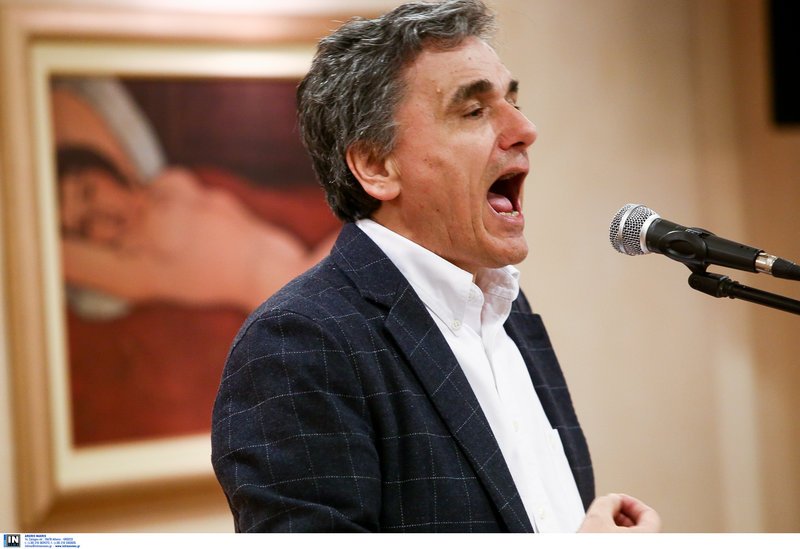 Το Twitter οργιάζει με τον «γυμνό» πίνακα πίσω από τον Τσακαλώτο -«Τυφλό κορίτσι σ' οδηγάει, παιδί του Μοντιλιάνι» [εικόνες] | iefimerida.gr 2