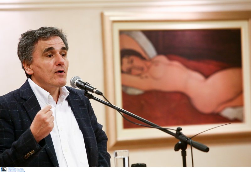 Το Twitter οργιάζει με τον «γυμνό» πίνακα πίσω από τον Τσακαλώτο -«Τυφλό κορίτσι σ' οδηγάει, παιδί του Μοντιλιάνι» [εικόνες] | iefimerida.gr 1