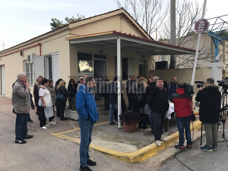 Διαμαρτυρία της ΠΟΕΔΗΝ με γεμιστά στο Θεραπευτήριο Σκαραμαγκά [εικόνες & βίντεο] | iefimerida.gr 2