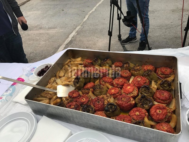 Διαμαρτυρία της ΠΟΕΔΗΝ με γεμιστά στο Θεραπευτήριο Σκαραμαγκά [εικόνες & βίντεο] | iefimerida.gr 7