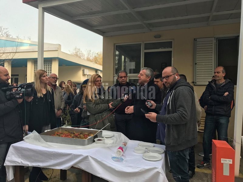 Διαμαρτυρία της ΠΟΕΔΗΝ με γεμιστά στο Θεραπευτήριο Σκαραμαγκά [εικόνες & βίντεο] | iefimerida.gr 5