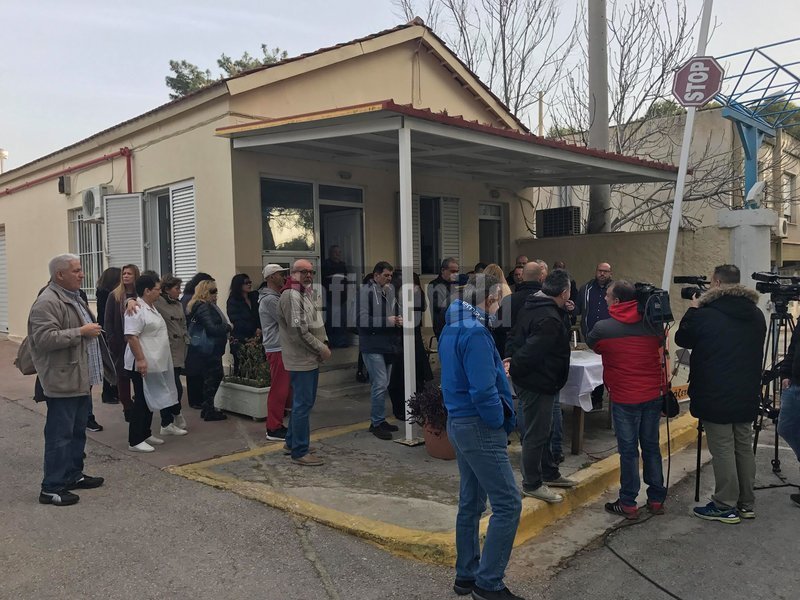 Διαμαρτυρία της ΠΟΕΔΗΝ με γεμιστά στο Θεραπευτήριο Σκαραμαγκά [εικόνες & βίντεο] | iefimerida.gr 4