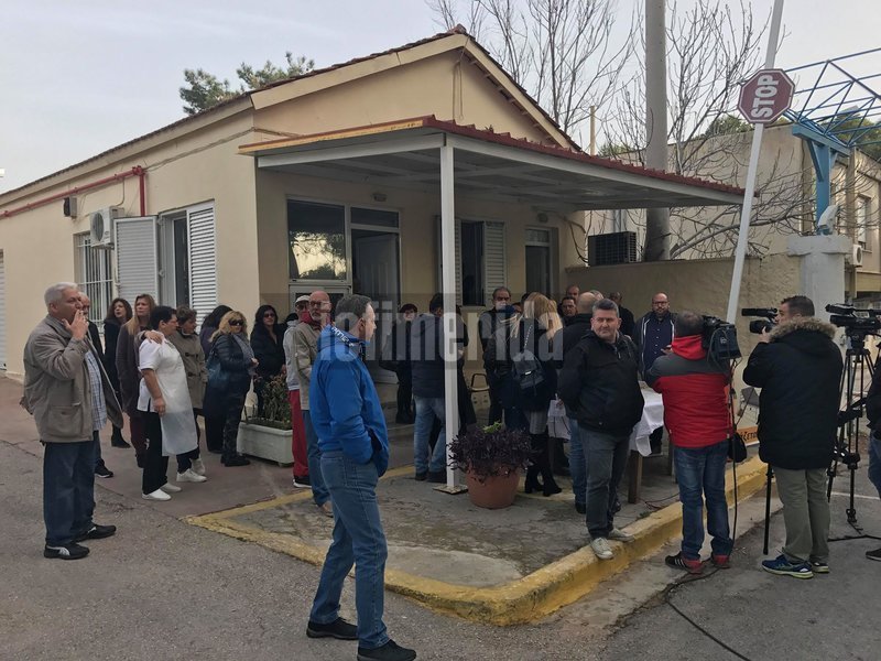 Διαμαρτυρία της ΠΟΕΔΗΝ με γεμιστά στο Θεραπευτήριο Σκαραμαγκά [εικόνες & βίντεο] | iefimerida.gr 3