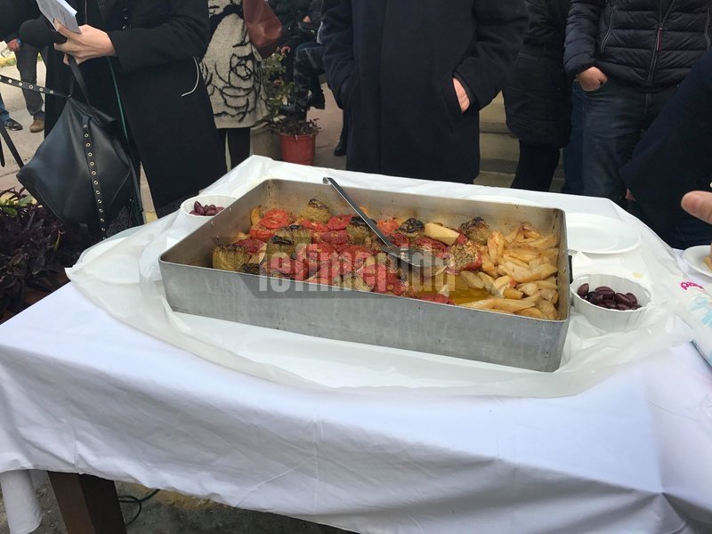 Διαμαρτυρία της ΠΟΕΔΗΝ με γεμιστά στο Θεραπευτήριο Σκαραμαγκά [εικόνες & βίντεο] | iefimerida.gr 0