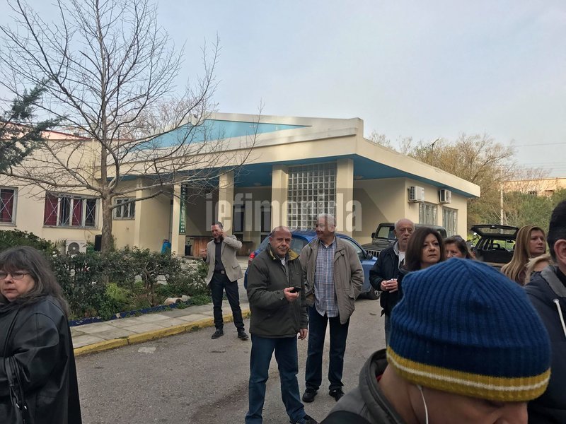 Διαμαρτυρία της ΠΟΕΔΗΝ με γεμιστά στο Θεραπευτήριο Σκαραμαγκά [εικόνες & βίντεο] | iefimerida.gr 6