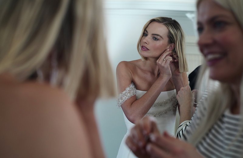 Καρέ καρέ πώς φτιάχτηκε το οσκαρικό Chanel φόρεμα της Μάργκοτ Ρόμπι -Χρειάστηκαν 550 ώρες δουλειάς! [εικόνες] | iefimerida.gr 46