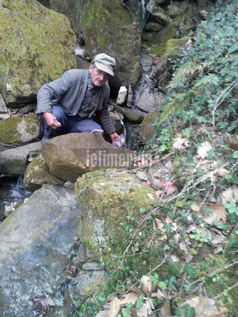 Ο εξαθλιωμένος ηλικιωμένος από το χωριό του Τσίπρα -Δεν έχει έσοδα, περιμένει ένα επίδομα 7 χρόνια [εικόνες] | iefimerida.gr 0