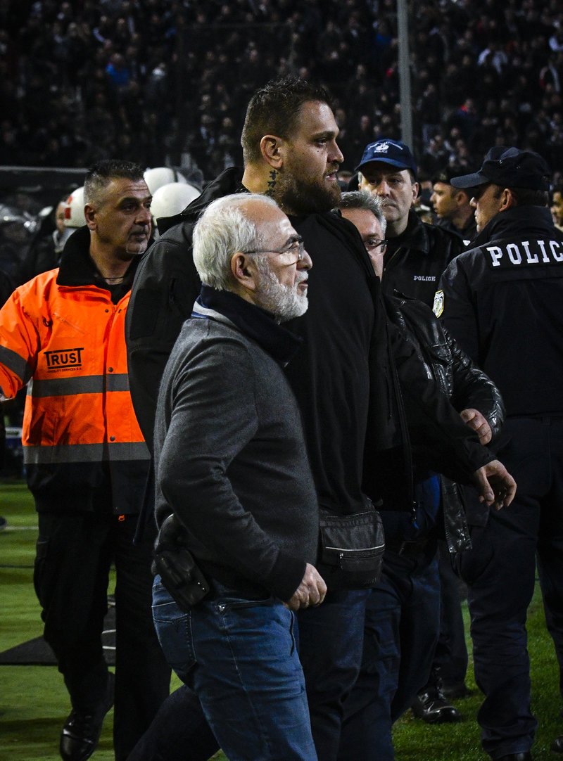 Σοκ: Με περίστροφο εισέβαλε ο Ιβάν Σαββίδης στο γήπεδο! [εικόνες & βίντεο] | iefimerida.gr 3