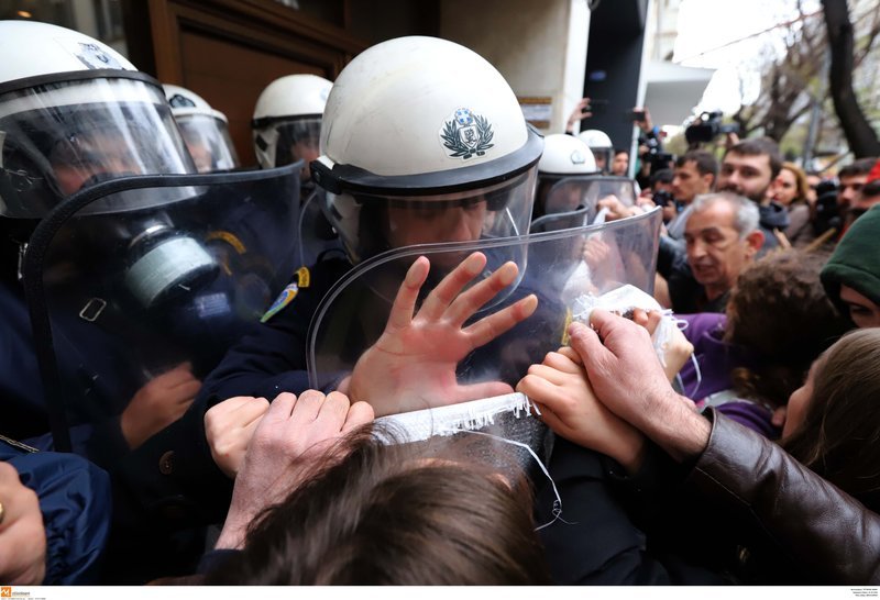 Θεσσαλονίκη: Πορεία κατά των πλειστηριασμών -Εξω από συμβολαιογραφικά γραφεία [εικόνες] | iefimerida.gr 15