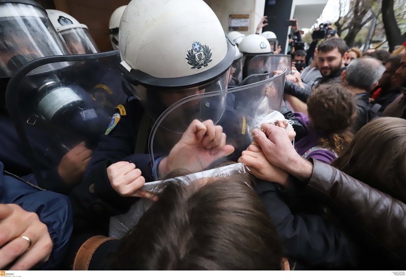 Θεσσαλονίκη: Πορεία κατά των πλειστηριασμών -Εξω από συμβολαιογραφικά γραφεία [εικόνες] | iefimerida.gr 14