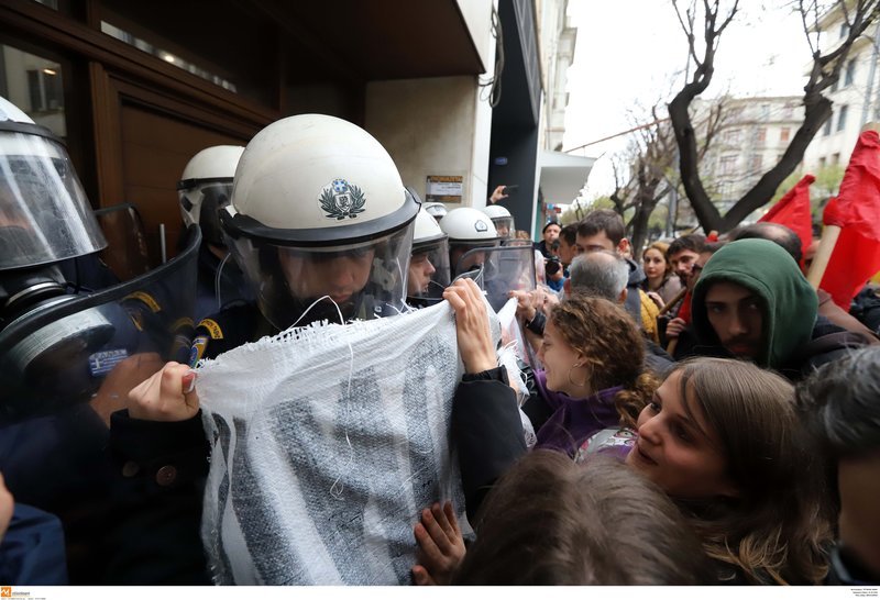 Θεσσαλονίκη: Πορεία κατά των πλειστηριασμών -Εξω από συμβολαιογραφικά γραφεία [εικόνες] | iefimerida.gr 13