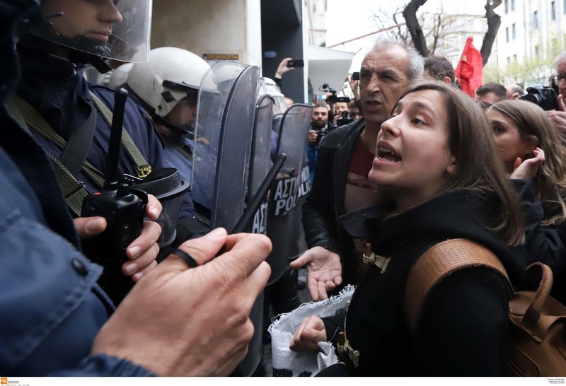 Θεσσαλονίκη: Πορεία κατά των πλειστηριασμών -Εξω από συμβολαιογραφικά γραφεία [εικόνες] | iefimerida.gr 12