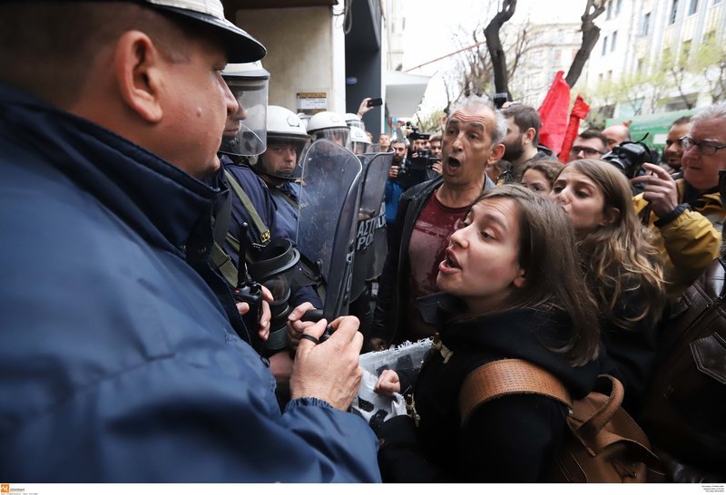 Θεσσαλονίκη: Πορεία κατά των πλειστηριασμών -Εξω από συμβολαιογραφικά γραφεία [εικόνες] | iefimerida.gr 11