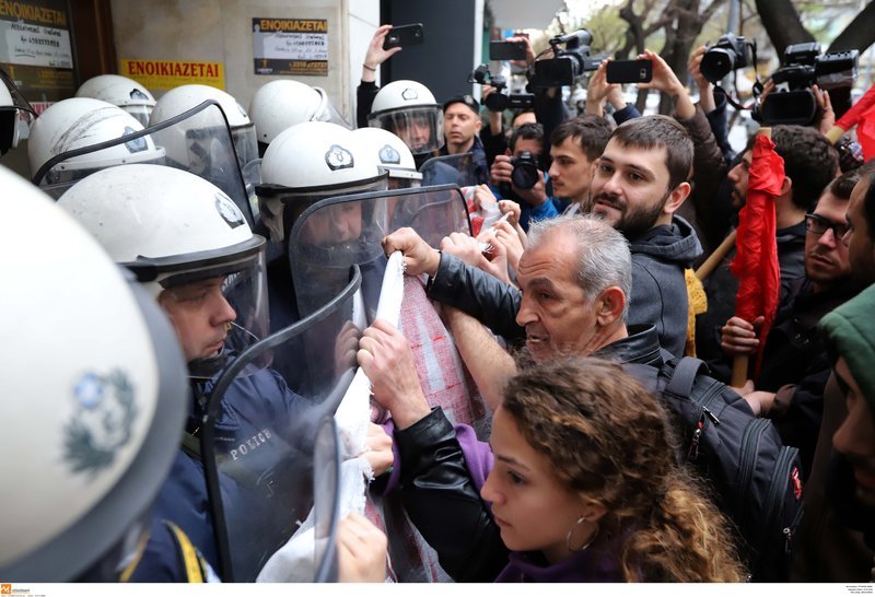 Θεσσαλονίκη: Πορεία κατά των πλειστηριασμών -Εξω από συμβολαιογραφικά γραφεία [εικόνες] | iefimerida.gr 6