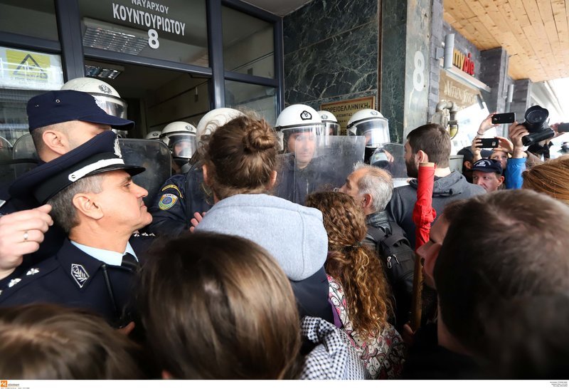 Θεσσαλονίκη: Πορεία κατά των πλειστηριασμών -Εξω από συμβολαιογραφικά γραφεία [εικόνες] | iefimerida.gr 4