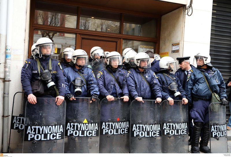 Θεσσαλονίκη: Πορεία κατά των πλειστηριασμών -Εξω από συμβολαιογραφικά γραφεία [εικόνες] | iefimerida.gr 3