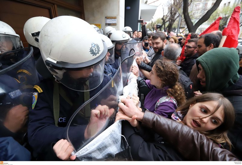 Θεσσαλονίκη: Πορεία κατά των πλειστηριασμών -Εξω από συμβολαιογραφικά γραφεία [εικόνες] | iefimerida.gr 0