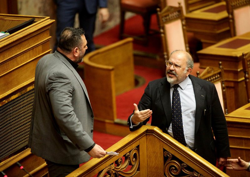 Καρέ καρέ το επεισόδιο Λαγού-Ξυδάκη: «Προδότη, πουλάς τη Μακεδονία!» -«Χιτλερόψυχε, πούλησες την Κύπρο» [εικόνες] | iefimerida.gr 9