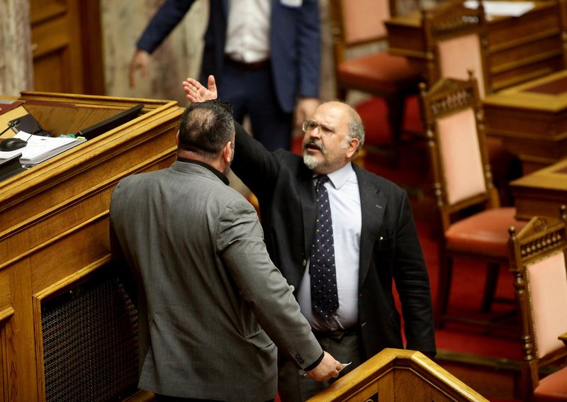 Καρέ καρέ το επεισόδιο Λαγού-Ξυδάκη: «Προδότη, πουλάς τη Μακεδονία!» -«Χιτλερόψυχε, πούλησες την Κύπρο» [εικόνες] | iefimerida.gr 8