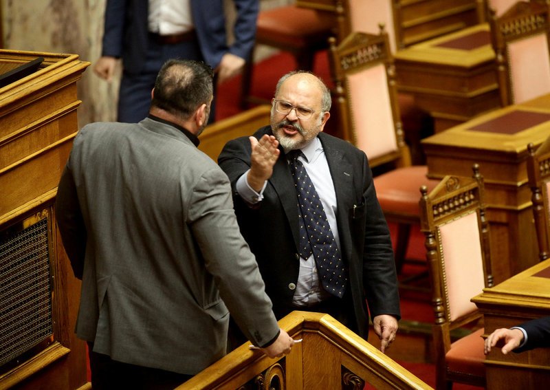 Καρέ καρέ το επεισόδιο Λαγού-Ξυδάκη: «Προδότη, πουλάς τη Μακεδονία!» -«Χιτλερόψυχε, πούλησες την Κύπρο» [εικόνες] | iefimerida.gr 7