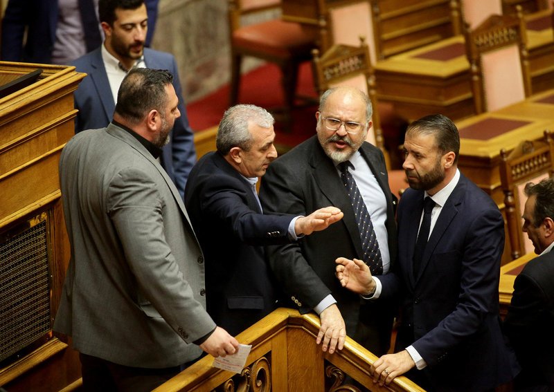 Καρέ καρέ το επεισόδιο Λαγού-Ξυδάκη: «Προδότη, πουλάς τη Μακεδονία!» -«Χιτλερόψυχε, πούλησες την Κύπρο» [εικόνες] | iefimerida.gr 6