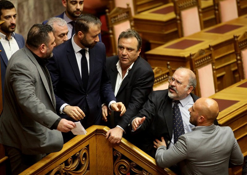 Καρέ καρέ το επεισόδιο Λαγού-Ξυδάκη: «Προδότη, πουλάς τη Μακεδονία!» -«Χιτλερόψυχε, πούλησες την Κύπρο» [εικόνες] | iefimerida.gr 3