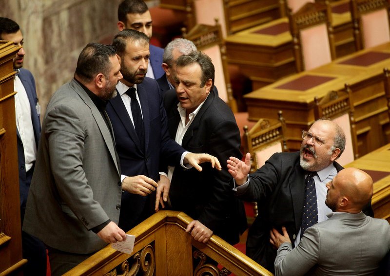 Καρέ καρέ το επεισόδιο Λαγού-Ξυδάκη: «Προδότη, πουλάς τη Μακεδονία!» -«Χιτλερόψυχε, πούλησες την Κύπρο» [εικόνες] | iefimerida.gr 2