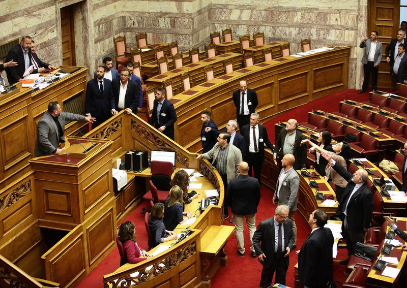 Καρέ καρέ το επεισόδιο Λαγού-Ξυδάκη: «Προδότη, πουλάς τη Μακεδονία!» -«Χιτλερόψυχε, πούλησες την Κύπρο» [εικόνες] | iefimerida.gr 0