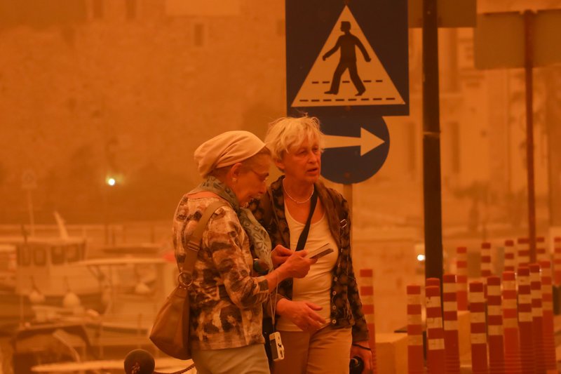 Φωτογραφίες-σοκ από το πρωτοφανές φαινόμενο στην Κρήτη -Την κατάπιε η σκόνη [εικόνες] | iefimerida.gr 11