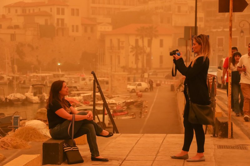 Φωτογραφίες-σοκ από το πρωτοφανές φαινόμενο στην Κρήτη -Την κατάπιε η σκόνη [εικόνες] | iefimerida.gr 10