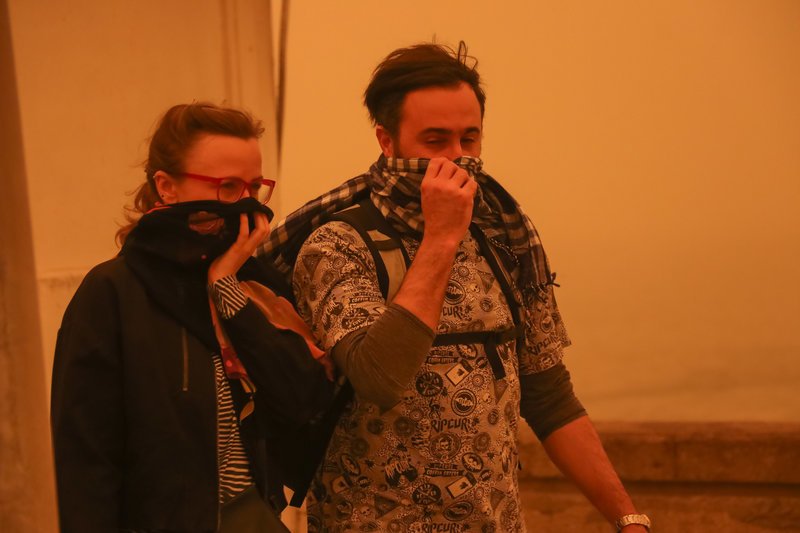 Φωτογραφίες-σοκ από το πρωτοφανές φαινόμενο στην Κρήτη -Την κατάπιε η σκόνη [εικόνες] | iefimerida.gr 9