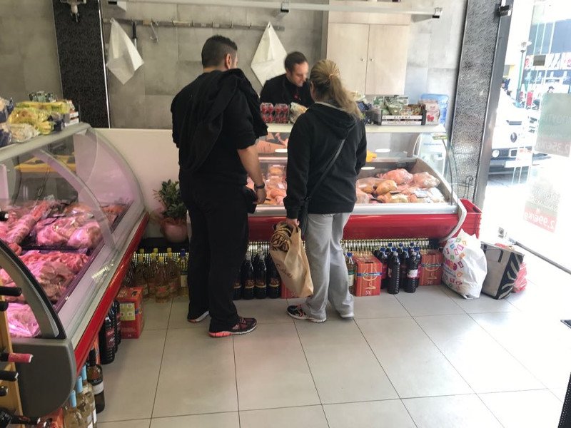 Πριν από ένα χρόνο ήταν με κοστούμι σε φαρμακευτική, σήμερα κρεοπώλης στην Καλλιθέα [εικόνες & βίντεο] | iefimerida.gr 4