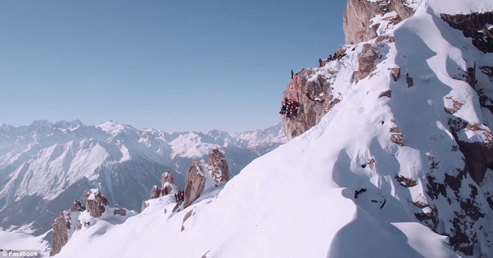 Αυτή η φωτογραφία δεν είναι ανάποδη -Απλά κατάφεραν να σταθούν κάθετα σε πλαγιά των Αλπεων [εικόνες & βίντεο] | iefimerida.gr 1